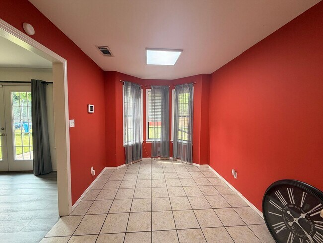 Foto del edificio - This 3-bedroom, 2-bathroom house in Russellville, AR offers a practical layout and convenient loc...