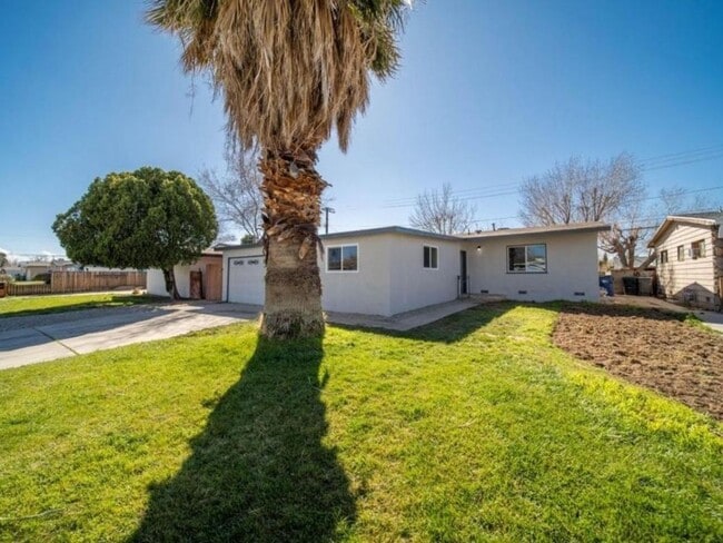 Building Photo - 4 Bedroom Single Family Home in Lancaster