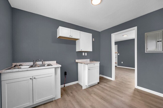 Building Photo - Move in Ready!   2 Bed / 1 bath Apartment