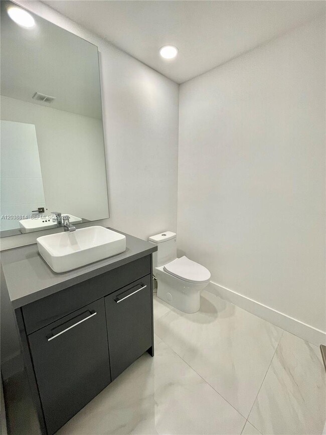 Foto del edificio - 5721 Bayview Dr