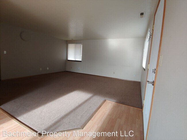 Building Photo - 3 br, 1 bath Apartment - 221 NW 12th St