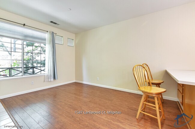 Foto del edificio - 1587 Larkwood Ct