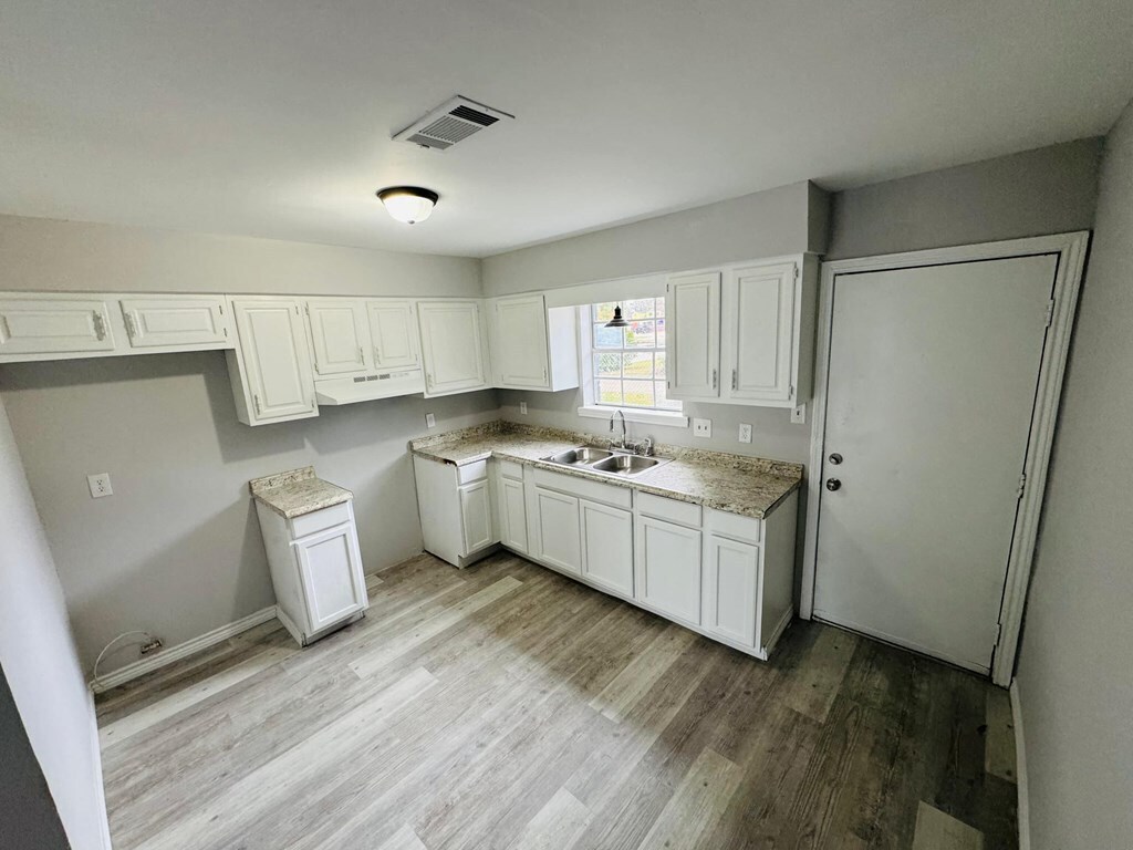 Foto del edificio - 2200 Bancroft St