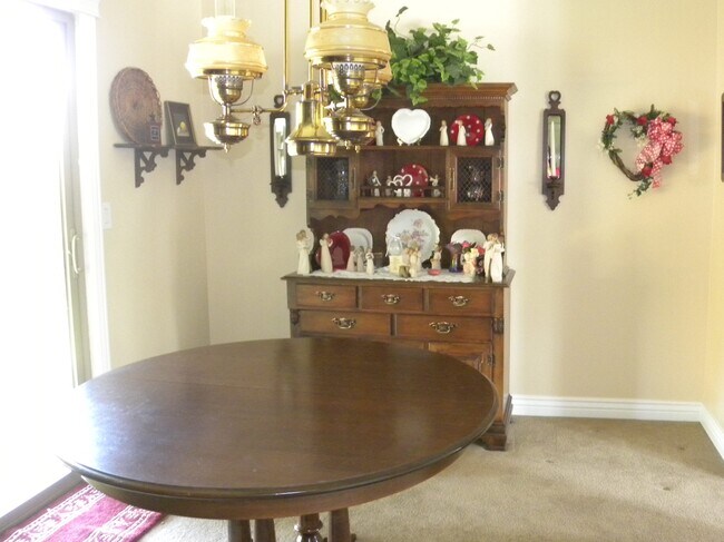 Dining area - 3992 W 5650 S