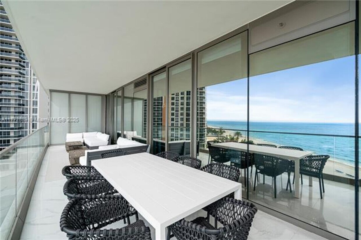 Foto principal - 18975 Collins Ave