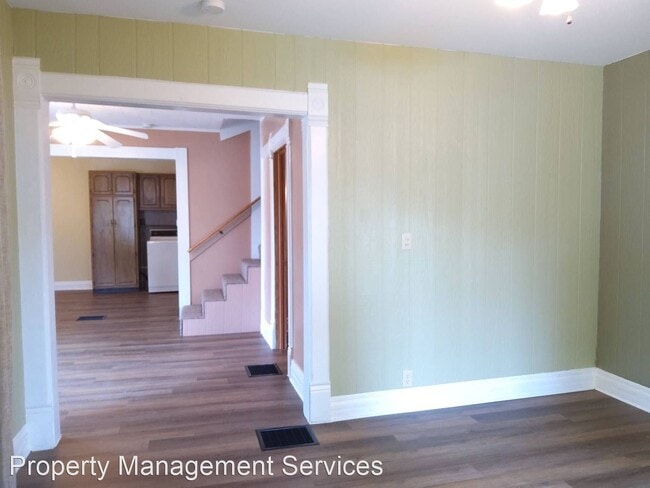 Building Photo - 3 br, 1 bath House - 512 E Douglas St