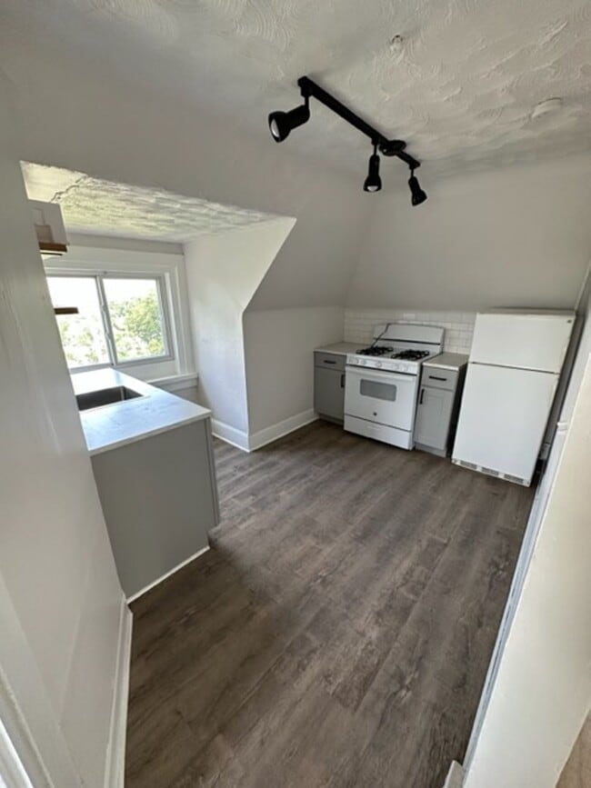 Building Photo - 753 Rossmore Ave