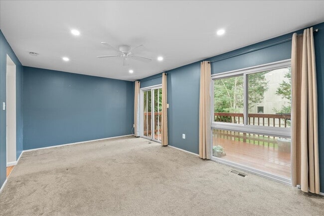 Building Photo - "Charming 4-Bed Townhouse with Granite Tou...