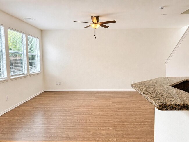 Foto del edificio - 16659 Newglen Ln