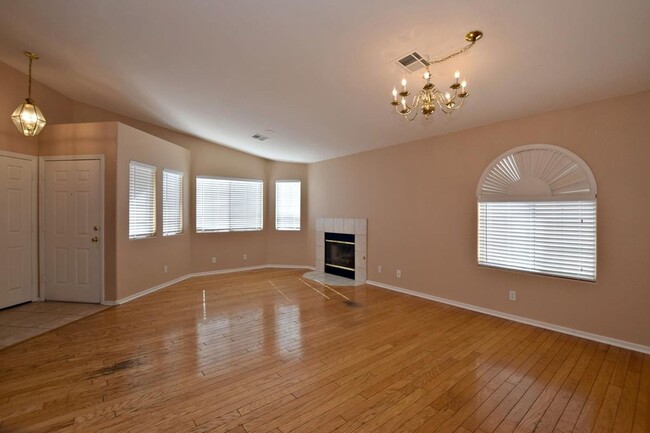 Building Photo - GREAT HOME IN A GREEN VALLEY LOCATION!