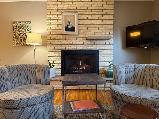 Foto del edificio - Beautiful 4-Bedroom, 2-Bathroom Home in Ed...