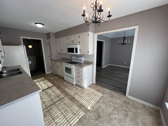 Foto del edificio - Coming Soon: Spacious 3-Bed/2-Bath Home in Independence!