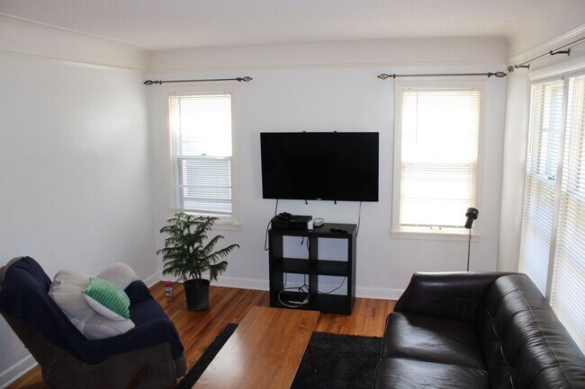 Building Photo - **Lake Nokomis Beauty! 3 Bed 1 Bath!**