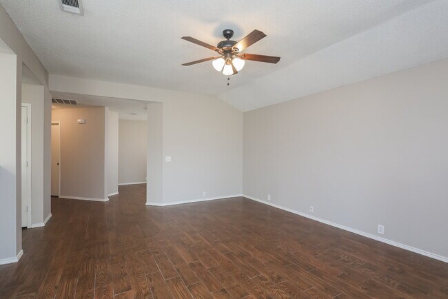 Foto del edificio - 100 Walnut Dr