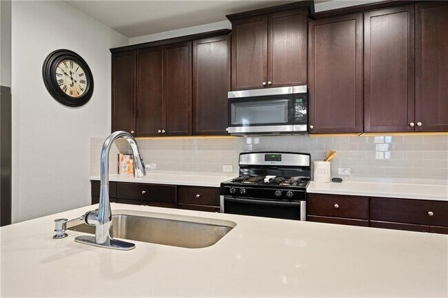 Foto del edificio - 5308 Golden Canary Ln