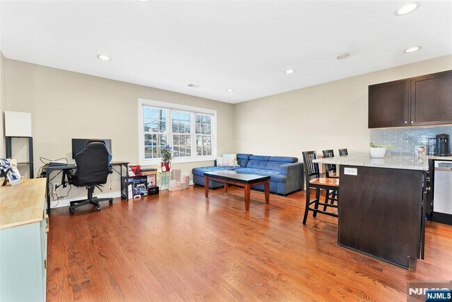 Foto del edificio - 210 Hackensack St