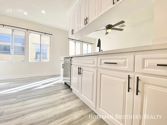Building Photo - 441 1/2  N Hayworth Ave -A