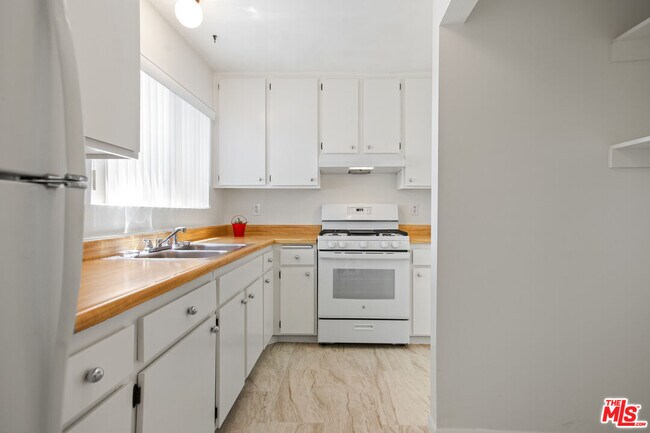 Building Photo - 5464 Evelyn Dr