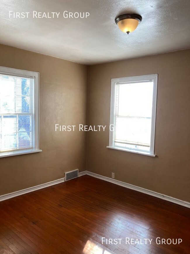 Building Photo - 1 Bedroom Upstairs Apartment for Rent, Mov...