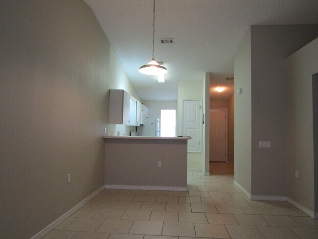 Foto del edificio - Northeast Pensacola 2BR Patio Home Near UWF & I-10 with Screened Porch, Privacy-Fenced Backyard.