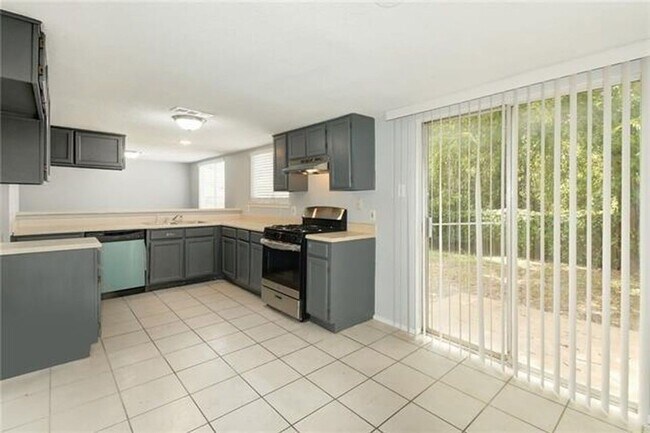 Building Photo - Short Term Lease Option Available for Char...