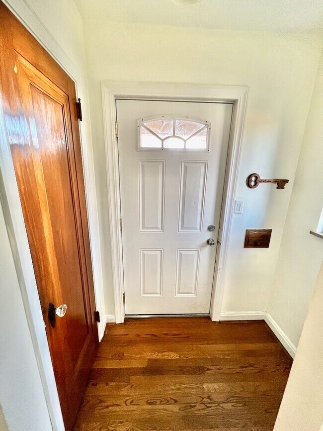 Building Photo - Up to 4 bedrooms in this Silverton Home!