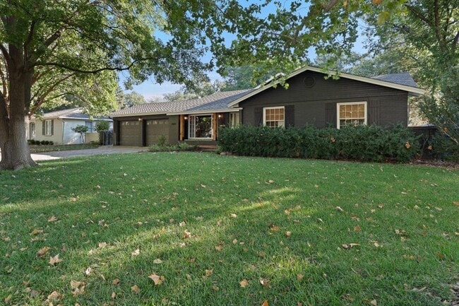 Building Photo - Wolflin Unique Home