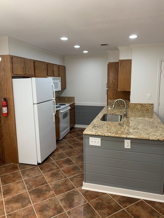 Foto principal - 2 Bedroom / 2 Bath Condo- ALL UTILITIES IN...