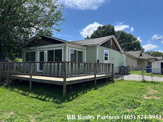Building Photo - 1404 S Knoxville Ave