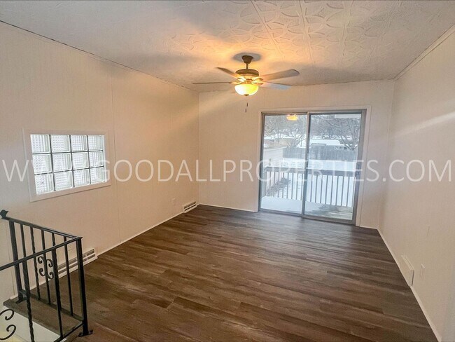 Foto del edificio - 3 Bedroom 2 bath with a huge fenced in bac...