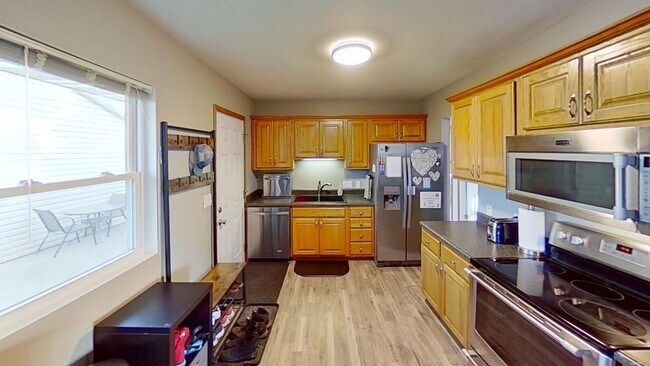 Foto del edificio - Main level living, brick duplex in quiet N...