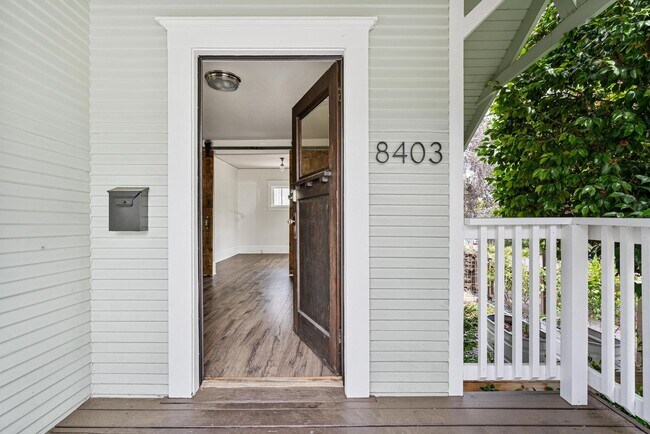 Building Photo - Charming, renovated 3-bdrm/2-bath 1920s ho...