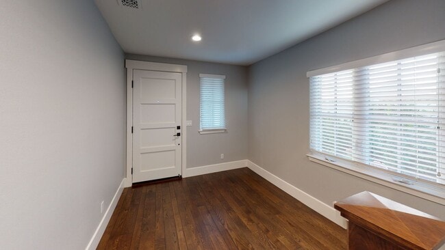 Building Photo - Updated 3 Bedroom (+ bonus room), 3.5 bath...