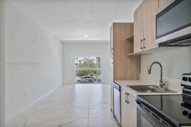 Building Photo - 420 SW 7th Ave