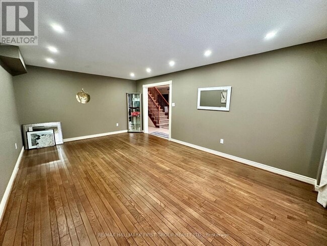 Building Photo - 492 Palmtree Crescent