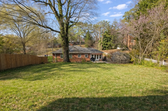 Building Photo - 420 Roberts St