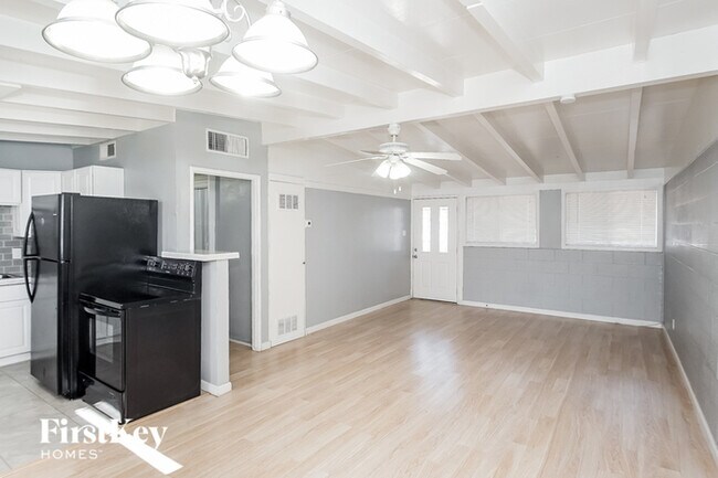 Building Photo - 213 Hillcrest Dr