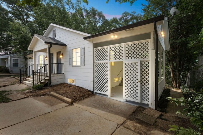 Foto del edificio - Charming 1BR Duplex in Jackson