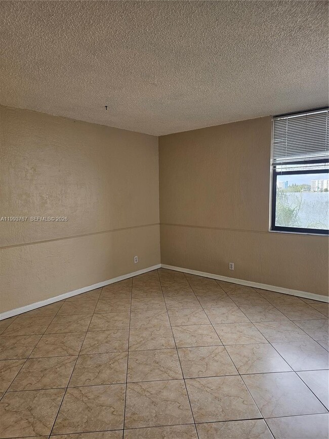 Building Photo - 114 Lake Emerald Dr