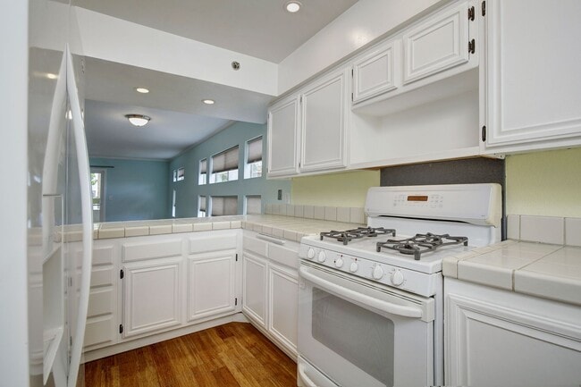 Building Photo - $3200 / Fabulous 2br / 2ba condo (Bankers ...