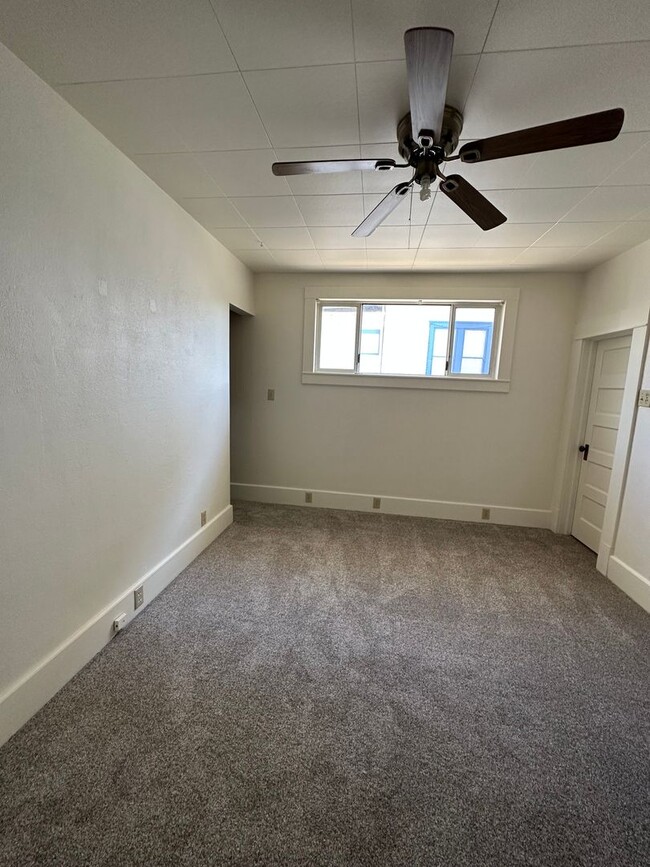 Building Photo - Roseburg 2 bedroom 2 bath home