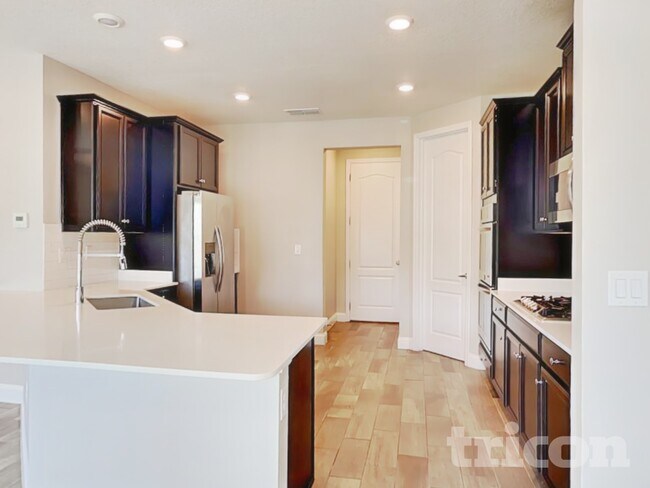 Foto del edificio - 195 Silver Creek Pl