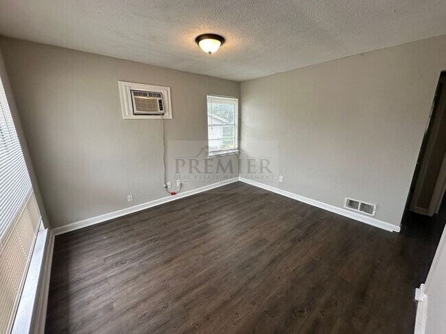 Foto del edificio - 6204 E 155th St