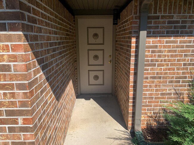 Building Photo - 1722 N Chapman Ln