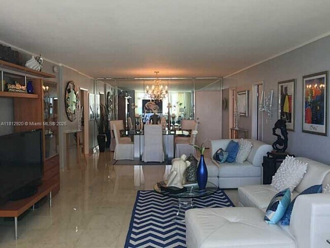 Foto del edificio - 5005 Collins Ave