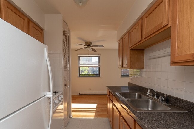Building Photo - 535 W Aldine Ave