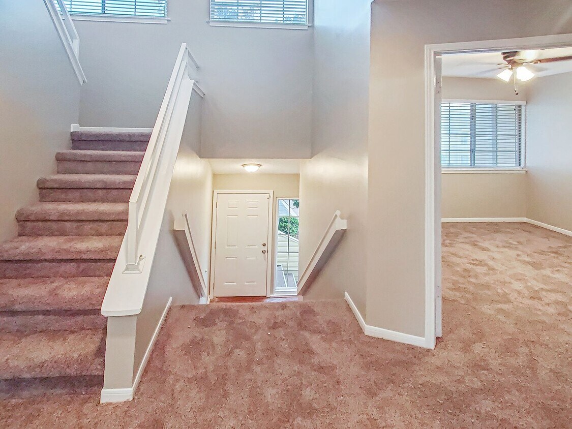Foto principal - Charming 2BR/2BA Townhouse-Style Condo Nea...