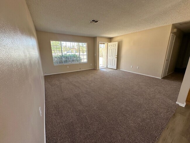 Foto del edificio - Beautiful 3 bedroom home available now