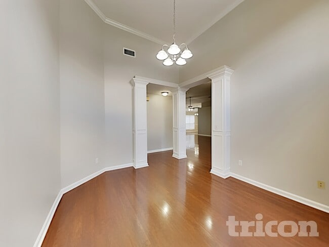 Building Photo - 838 Poydras Ln W