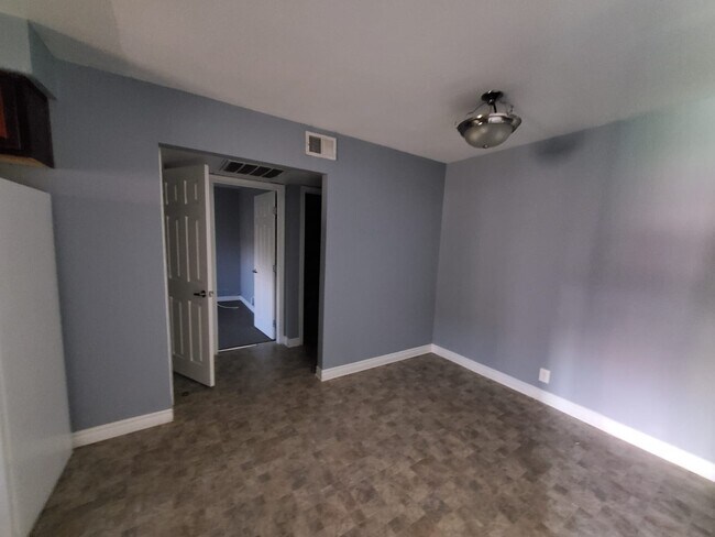 Building Photo - 5060 Indian River Dr